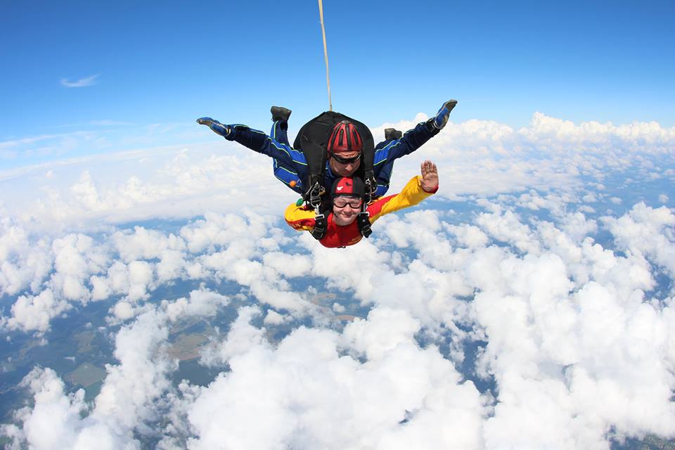 Елена Волохова прыгает с парашютом